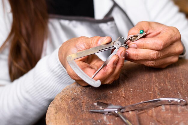 Vrouw ring maken