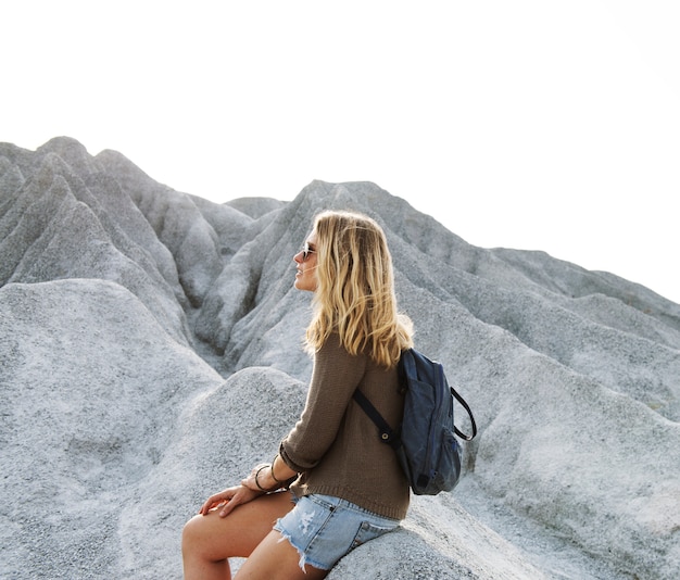 Vrouw rust uit wandelen op de rots