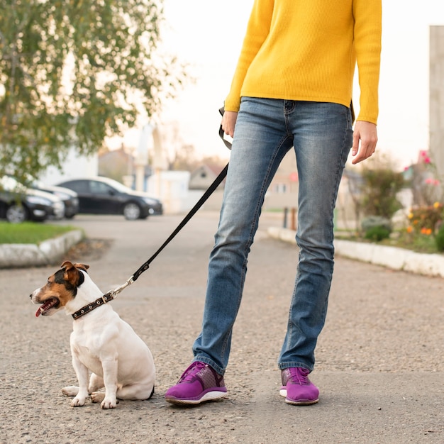 Vrouw samen met haar hond in openlucht