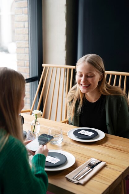 Vrouw scant qr-code met telefoon