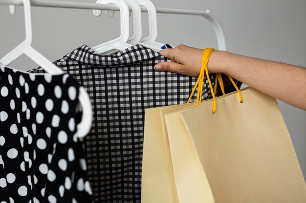 Vrouw schikken haar verkoop winkelen kleren op rek