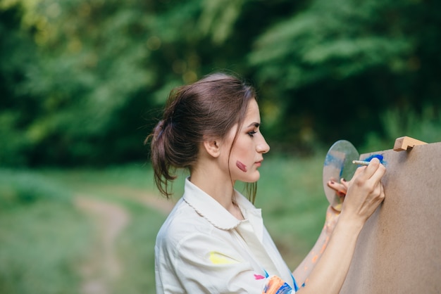 Vrouw schilderen op een bruine ondergrond