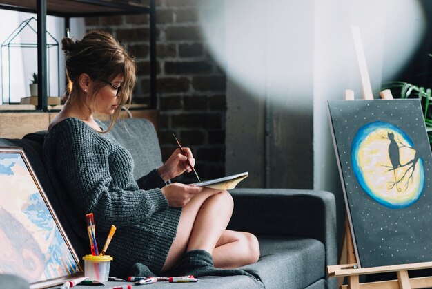 Vrouw schilderij in de woonkamer