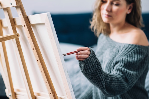 Vrouw schilderij in haar huis