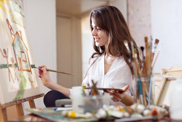 vrouw schildert op canvas