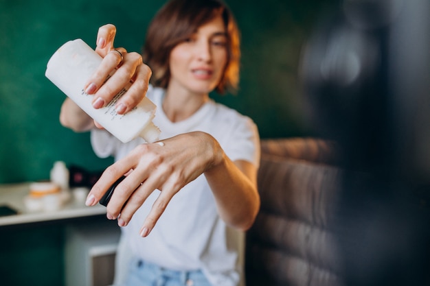 Vrouw schoonheid vlogger filmen vlog over crèmes