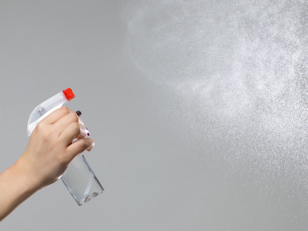 Vrouw schoonmaak kamer met spray