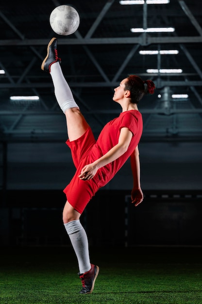 Vrouw schoppen voetbal bal