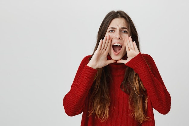 Vrouw schreeuwen, iemand roepen