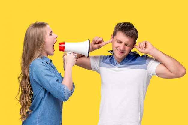 Gratis foto vrouw schreeuwen in megafoons naar elkaar