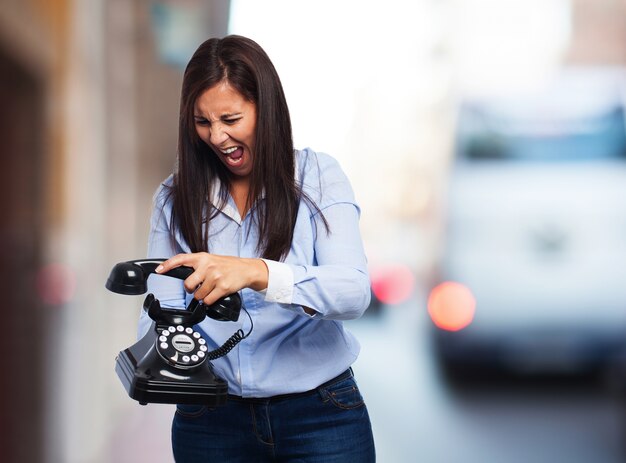 Vrouw schreeuwen op een antieke telefoon