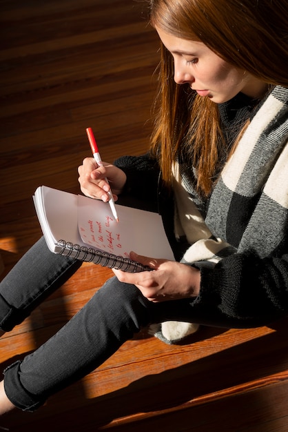 Gratis foto vrouw schrijft een romantische liefdesbrief aan iemand.