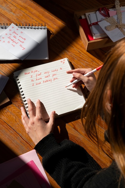 Vrouw schrijft een romantische liefdesbrief aan iemand.