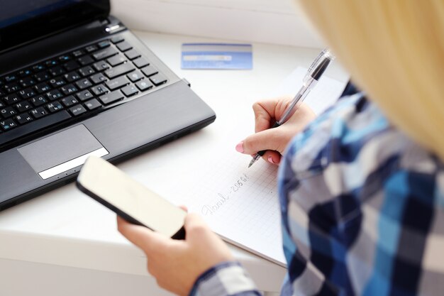 Vrouw schrijft in notitieblok