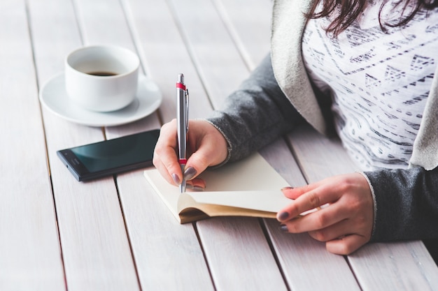 Gratis foto vrouw schrijven in een dagboek