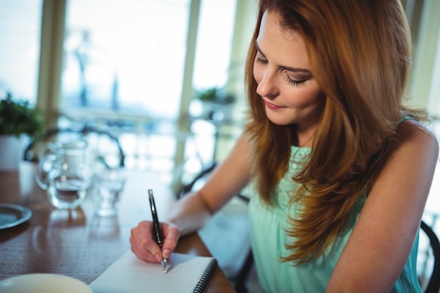 Vrouw schrijven op blocnote