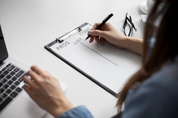 Vrouw schrijven op papier aan balie