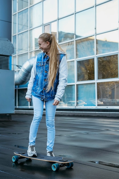 Gratis foto vrouw skateboarden buitenshuis