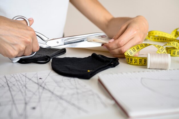 Vrouw snijden textiel om ontwerp te naaien