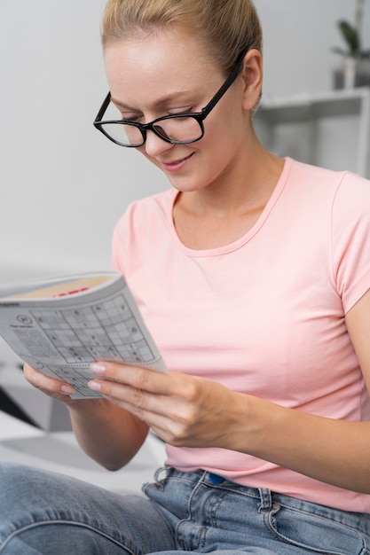 Gratis foto vrouw speelt een sudoku-spel