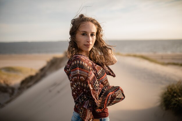 Vrouw speelt met haar haren tijdens wind