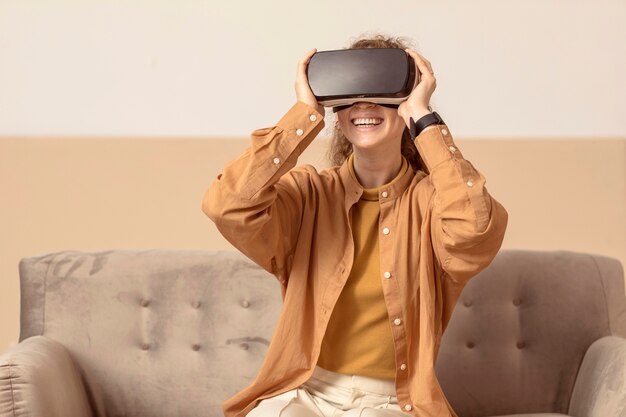 Vrouw spelen op virtual reality headset en glimlacht