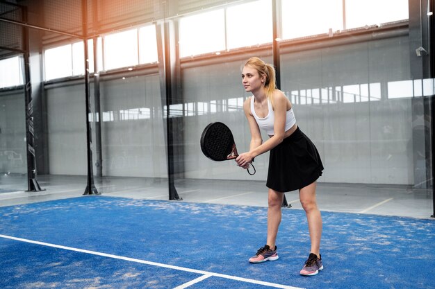 Vrouw spelen paddle tennis full shot