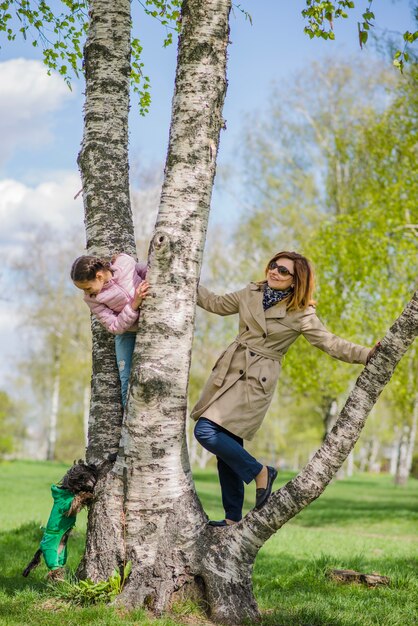 Vrouw spendeert de dag met haar dochter