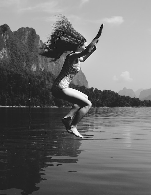 Gratis foto vrouw springt in het water