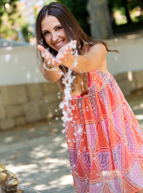 Vrouw spuit water op camera