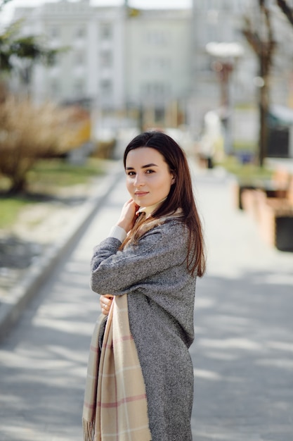 Vrouw staand wandelen in de straat