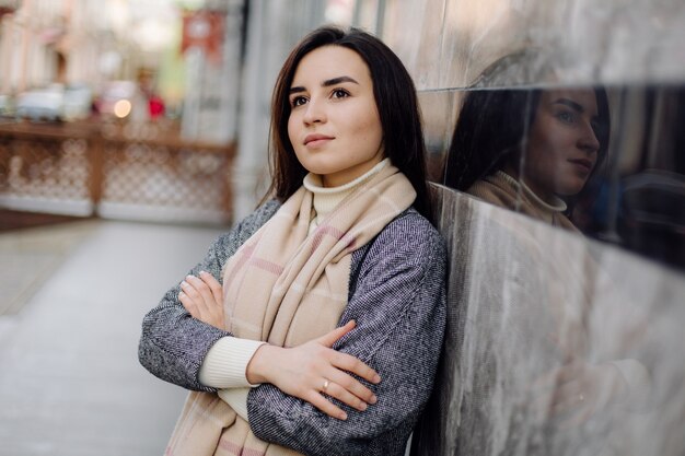 Vrouw staand wandelen in de straat