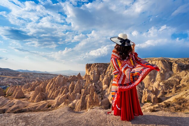 Vrouw stond op bergen in Cappadocië, Turkije.