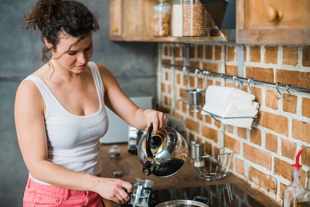 Gratis foto vrouw stromende water