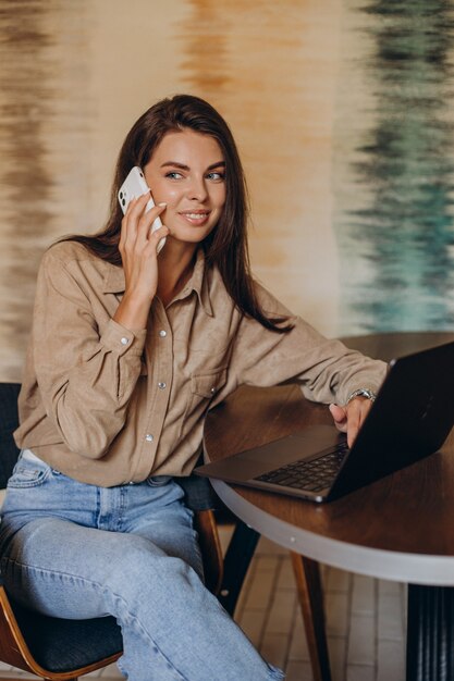 Vrouw student studeert op laptop in een café