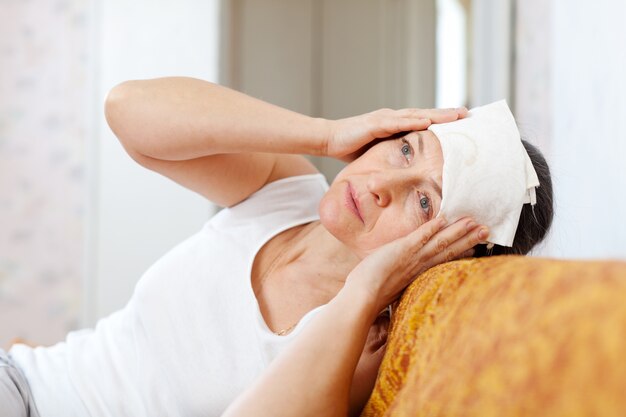 Vrouw stupes handdoek aan haar hoofd