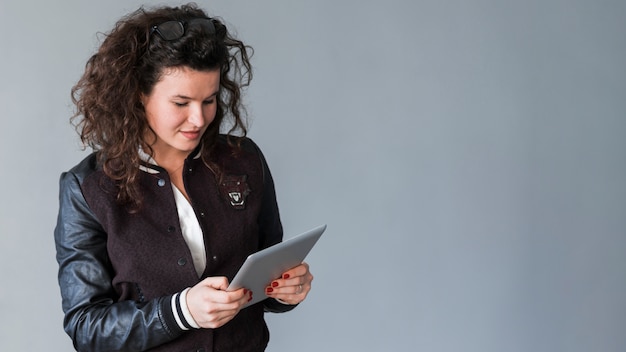 Gratis foto vrouw tafel kijken