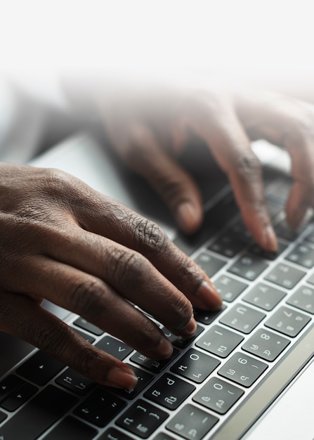 Vrouw te typen op een laptop toetsenbord