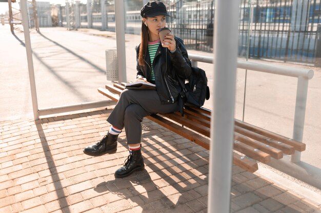 Vrouw te wachten in het tramstation