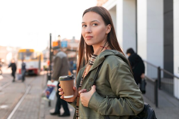 Vrouw te wachten in het zijaanzicht van het tramstation