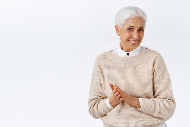 Vrouw tekende veel handen wrijvend geniet van iets interessants kom vooruit Senior dame lacht tevreden anticiperen op goede dingen die gebeuren hebben alles onder controle gelukkig en optimistisch voelen