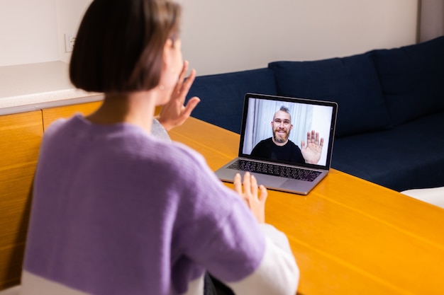 Vrouw thuis gezicht tijd videogesprek haar vriend man vriend, online chatten vanaf laptop