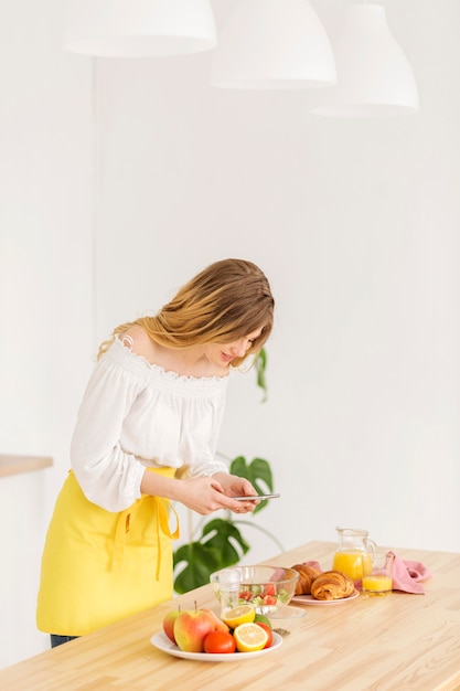 Gratis foto vrouw thuis koken