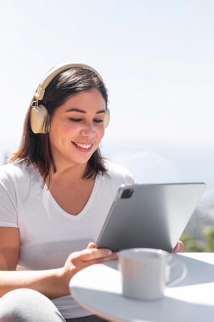 Vrouw thuis luisteren muziek