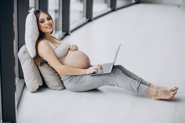 Vrouw thuis met behulp van computer