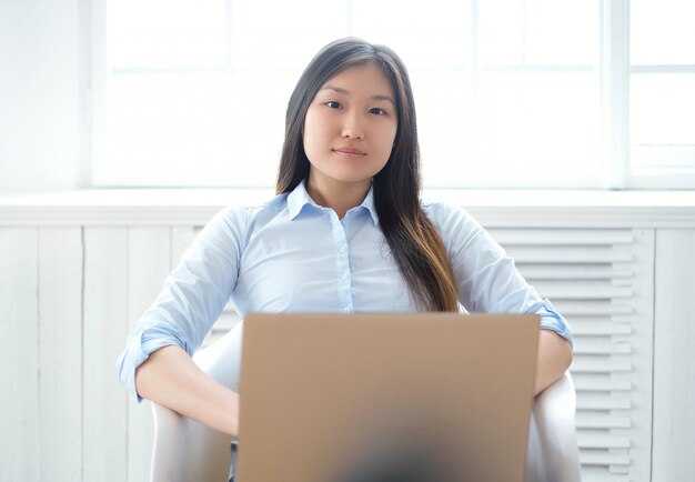 Vrouw thuis met laptop