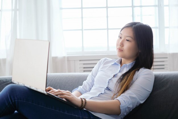 Vrouw thuis met laptop