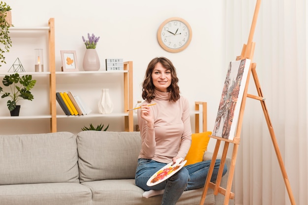 Vrouw thuis schilderen