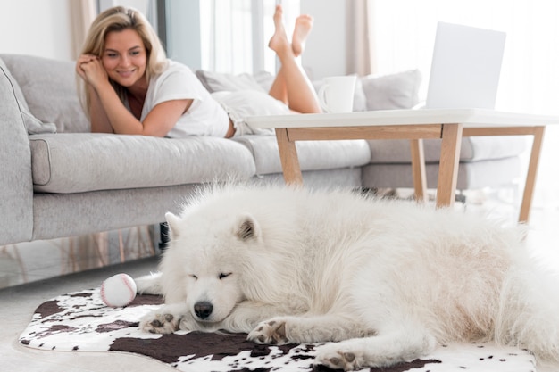 Vrouw tijd doorbrengen met haar dor