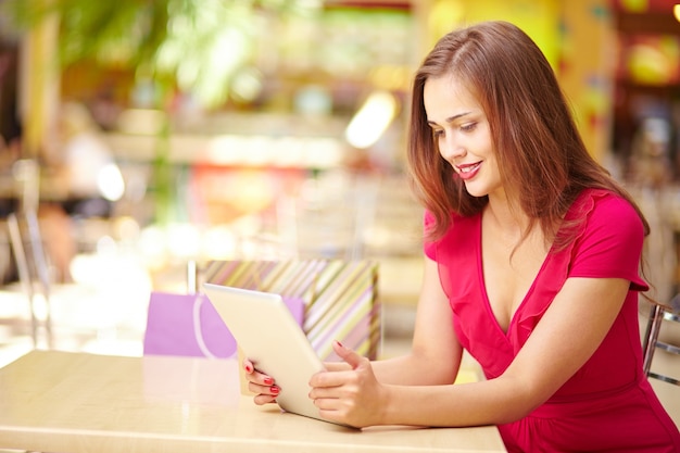 Vrouw tijd doorbrengen met tablet